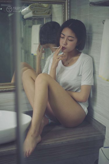 美女扒开胸罩露出的