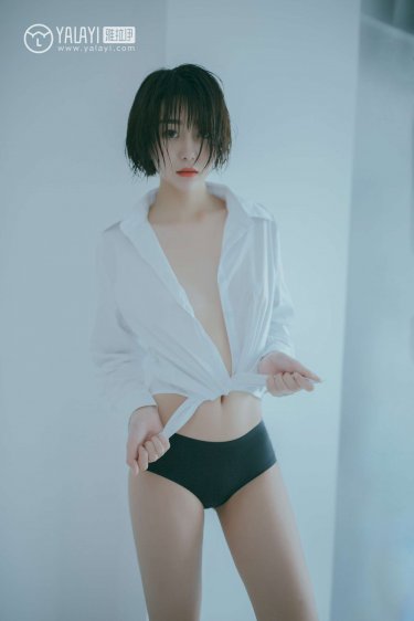 女孩手拿铁链乘公交